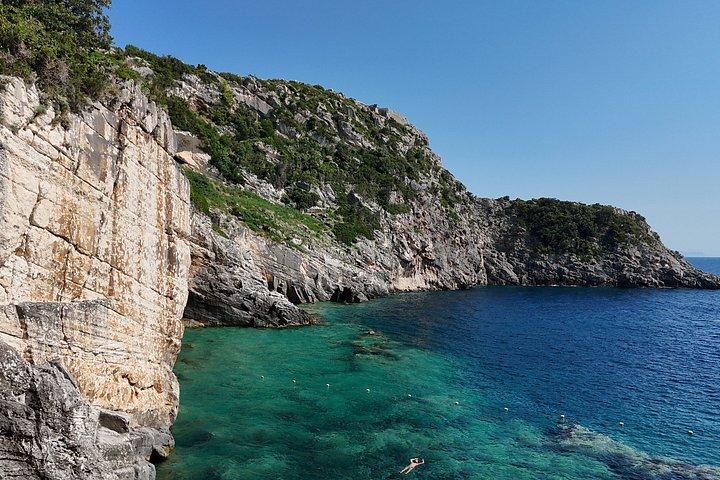 ティラナ＆ドゥレス：サザン島、洞窟＆カラブルンスピードボートトリップ