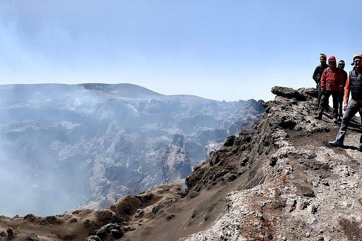 4WDで行くエトナ山北峰(標高3000m)のプライベートツアーとシチリアの屋台料理