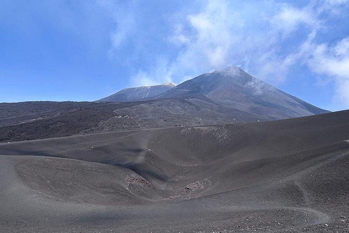 4WDで行くエトナ山北峰（標高3000m）のプライベートツアーとシチリアの屋台料理
