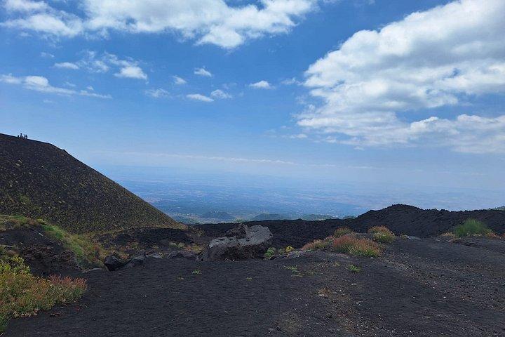 4WDで行くエトナ山北峰（標高3000m）のプライベートツアーとシチリアの屋台料理