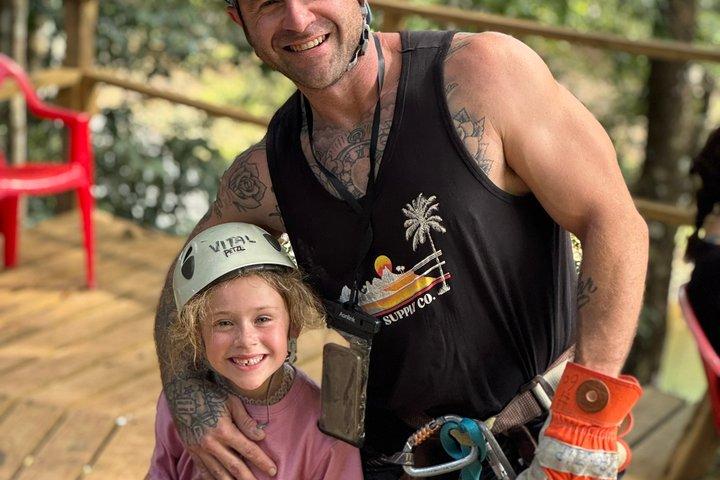 PRIVATE Cave Tubing & Rain forest Zipline Tour von Belize City
