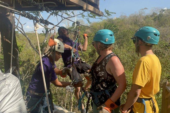 PRIVATE Cave Tubing & Rain forest Zipline Tour von Belize City