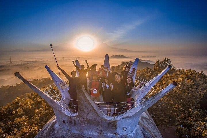 ボロブドゥール日の出鶏教会とプランバナンツアー