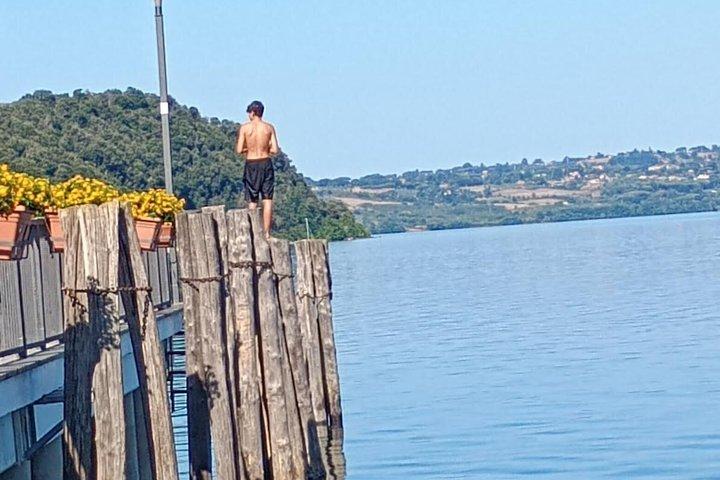 Entdecken Sie Anguillara Village Lake Boat Tour und Sunset Swim