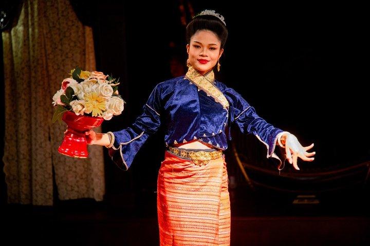 Cena Khantoke y espectáculo cultural en el Centro Cultural Old Chiang Mai