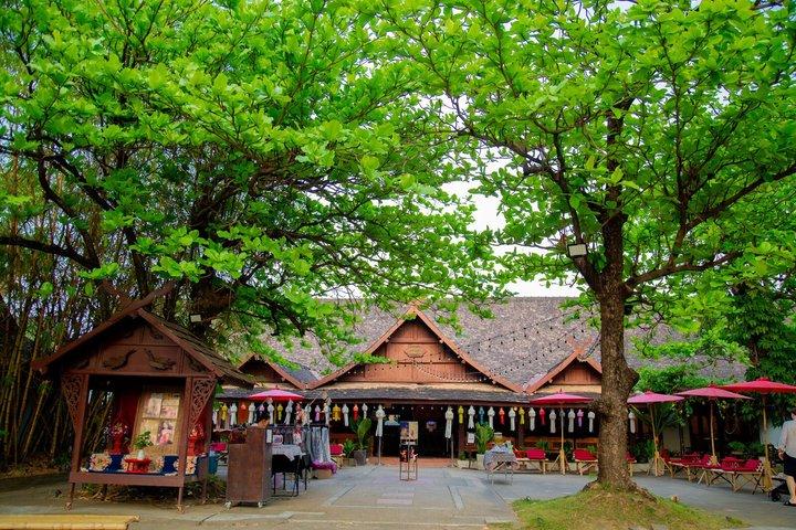 Cena Khantoke y espectáculo cultural en el Centro Cultural Old Chiang Mai