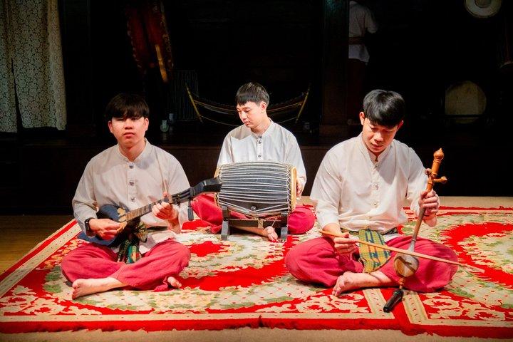 Cena Khantoke y espectáculo cultural en el Centro Cultural Old Chiang Mai