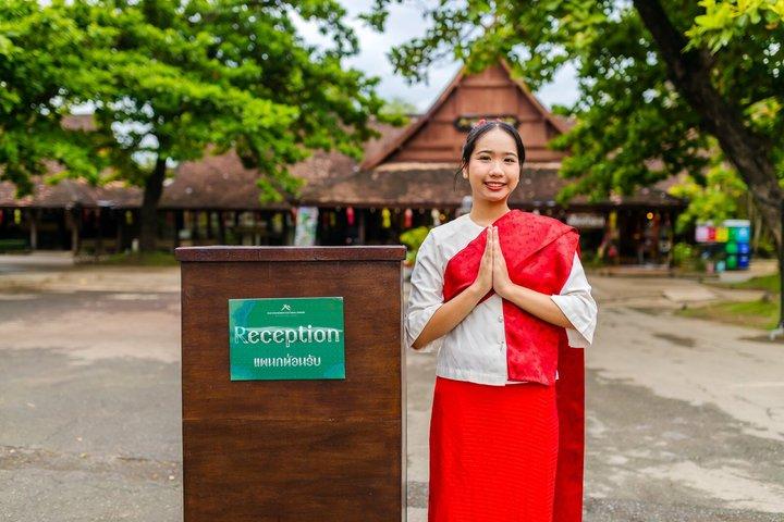 Cena Khantoke y espectáculo cultural en el Centro Cultural Old Chiang Mai