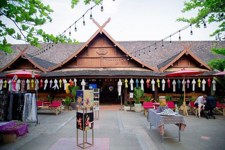 オールド チェンマイ カルチュラル センターでのカントーク ディナーとカルチャー ショー