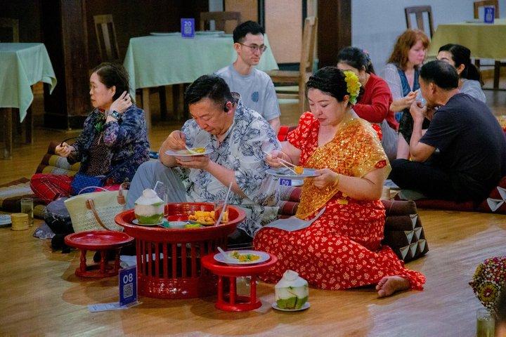 オールド チェンマイ カルチュラル センターでのカントーク ディナーとカルチャー ショー