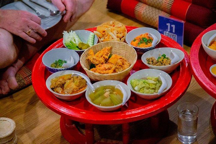 オールド チェンマイ カルチュラル センターでのカントーク ディナーとカルチャー ショー