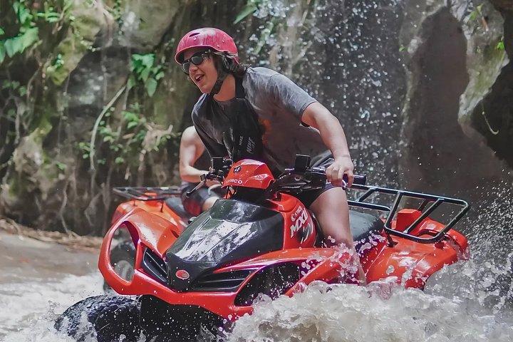 バリATVクワッドバイクアドベンチャーと聖なる滝の恵み