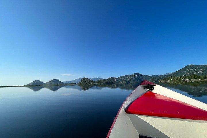 スカダル湖隠れ宝石ボートに乗ってポセリャーニと水泳