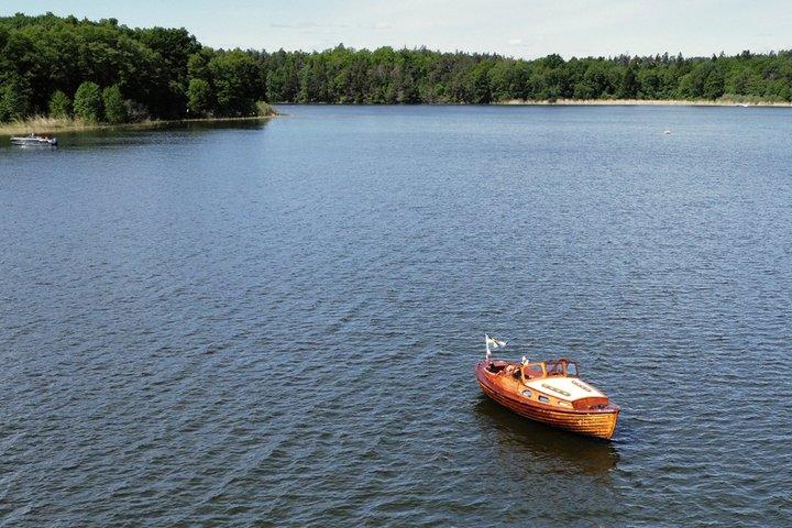 Escape de la naturaleza por barco de madera clásico
