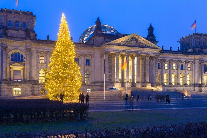 歴史的なランドマークを巡るプライベートベルリンクリスマスウォーキングツアー