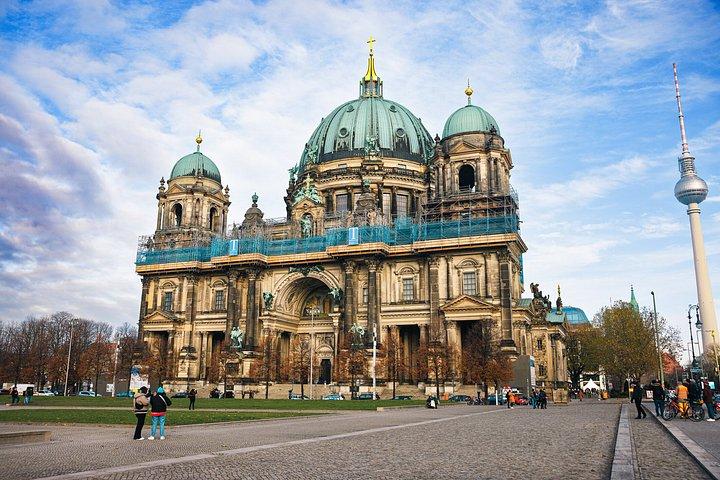 Private Berlin Christmas Walking Tour Through Historic Landmarks