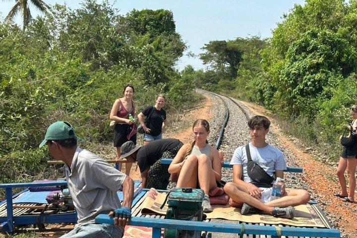 バッタンバン: シェムリアップからの竹電車とコウモリの洞窟