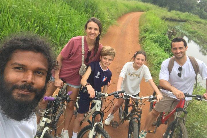 Visita guiada privada al patrimonio de la bicicleta de Anuradhapura con Ajee