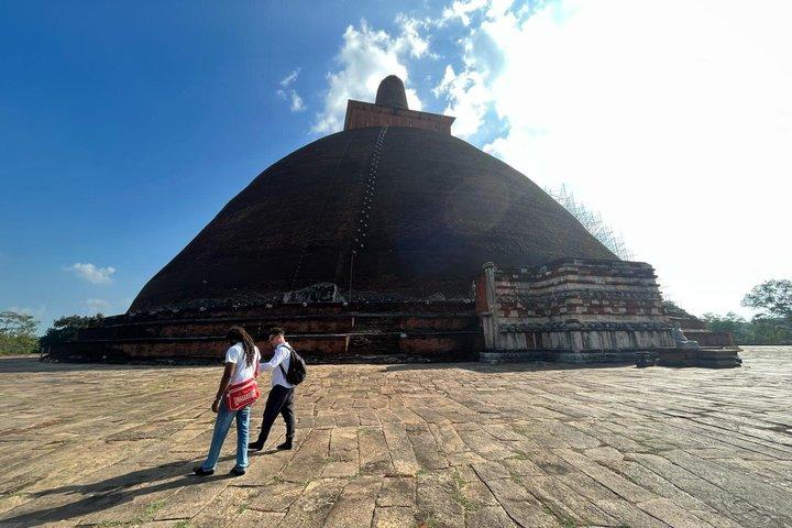 Visita guiada privada al patrimonio de la bicicleta de Anuradhapura con Ajee