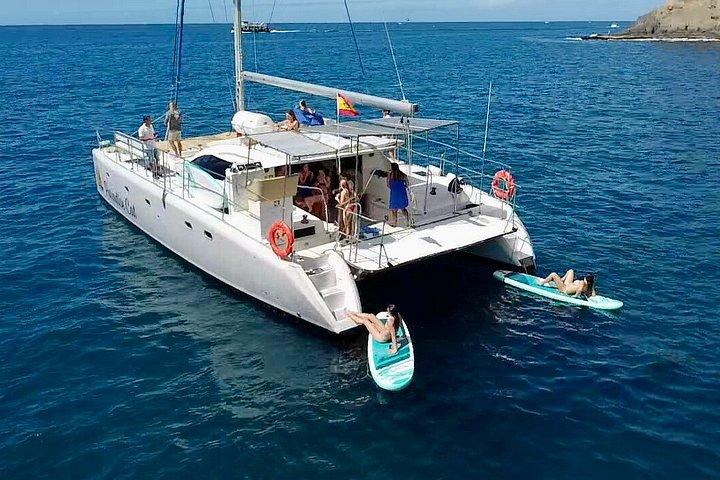 Excursão privativa de catamarã com bebidas, almoço e mergulho com snorkel.
