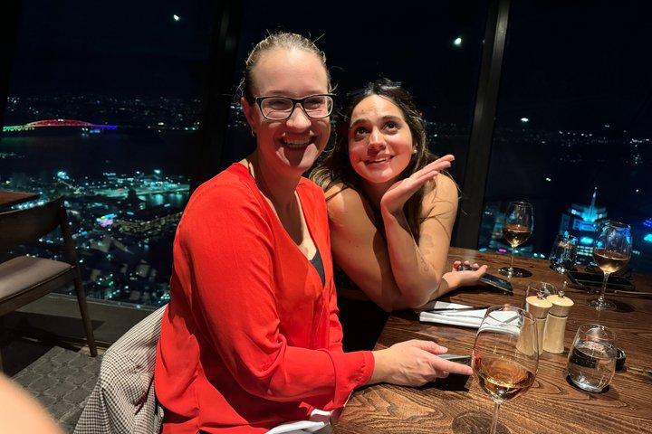 Visite nocturne privée d'Auckland, dîner Sky Tower, pont et musée