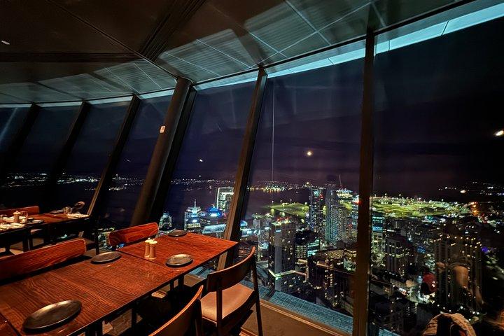 Visite nocturne privée d'Auckland, dîner Sky Tower, pont et musée