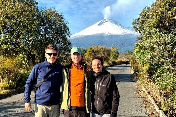 イスタシワトル火山でのハイキング