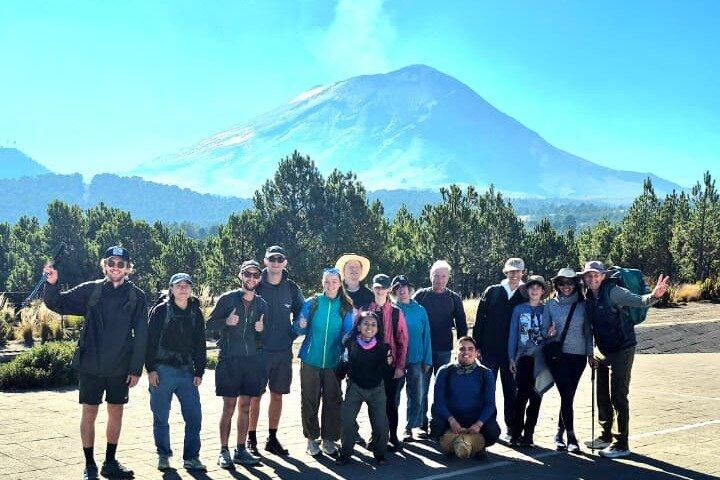 イスタシワトル火山でのハイキング