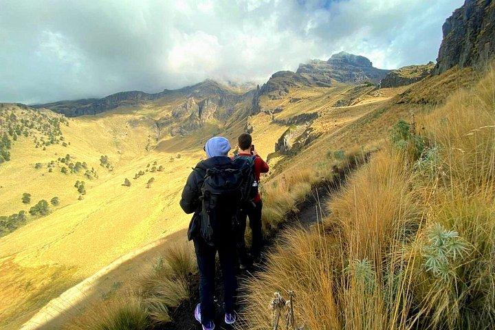 イスタシワトル火山でのハイキング