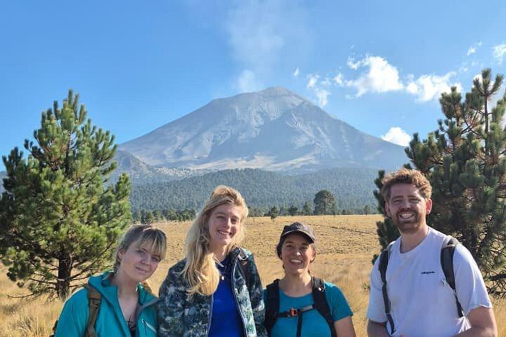 イスタシワトル火山でのハイキング