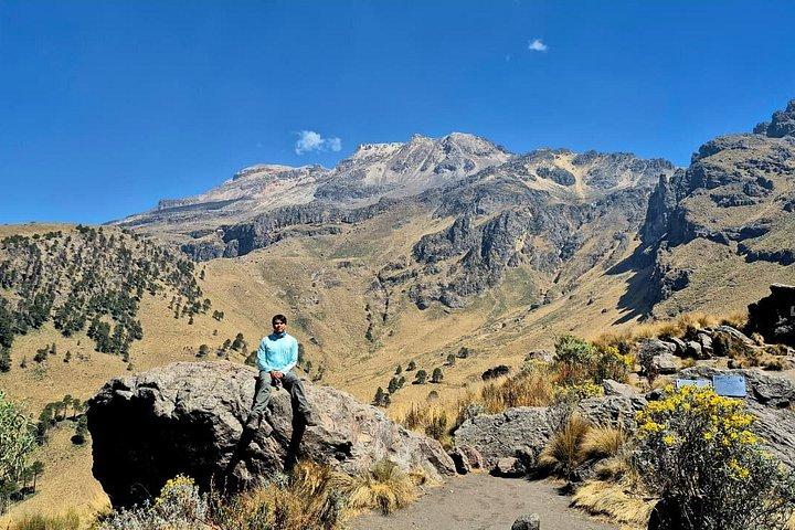 イスタシワトル火山でのハイキング