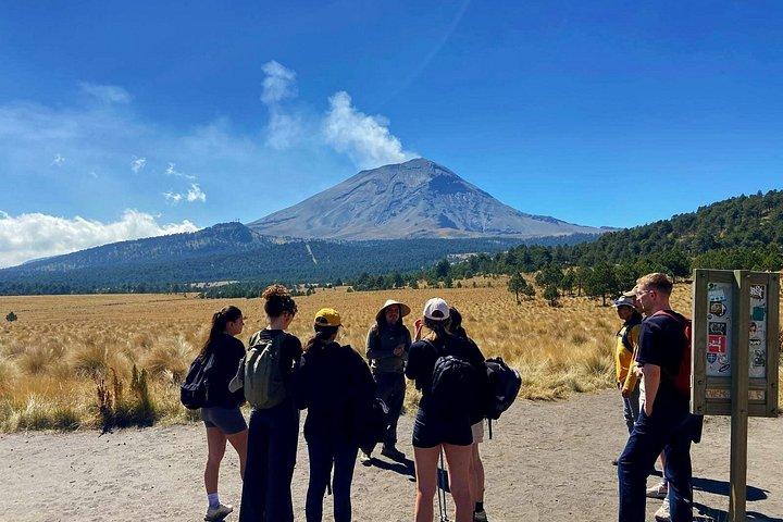 イスタシワトル火山でのハイキング