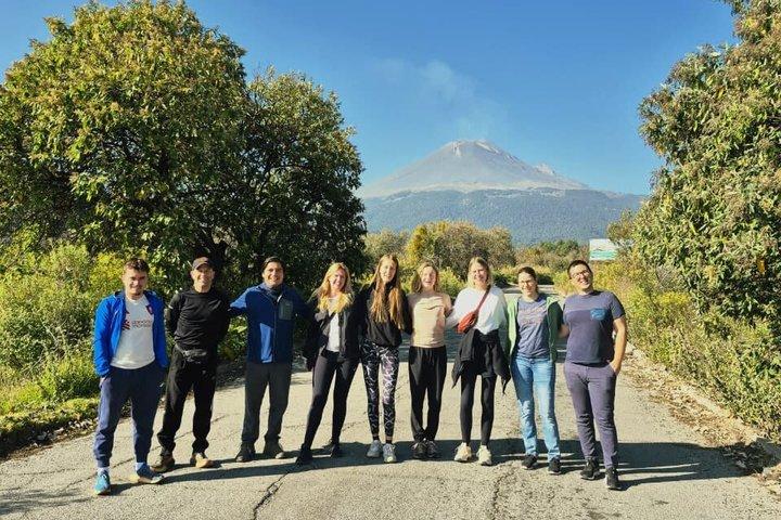 イスタシワトル火山でのハイキング