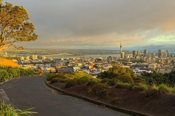プライベートオークランド日の出ツアー：エデン山山頂＆朝の景色