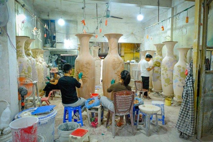 Explora el pueblo de Bat trang y las fábricas de cerámica con un guía local