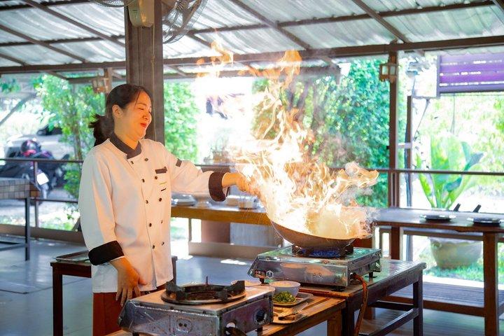 Matlagning med färska ingredienser på ekologisk gård med lokal marknad - Chiang Mai