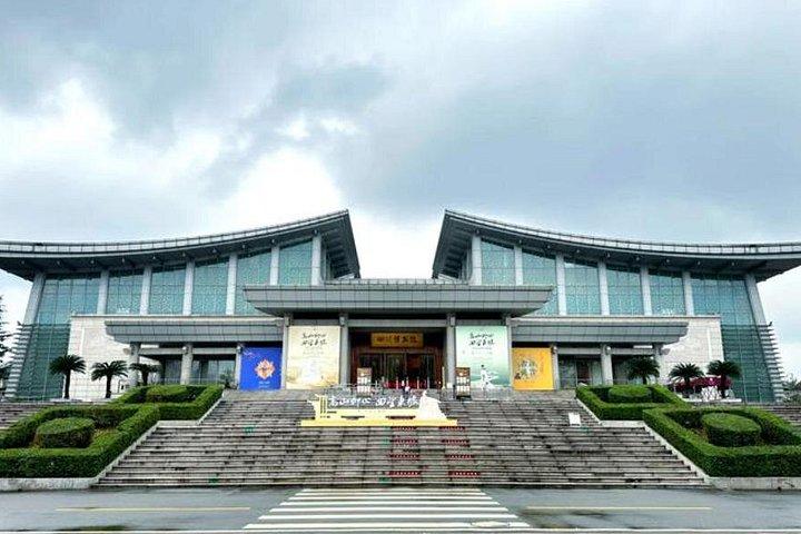 三星堆博物館+成都パンダ基地または四川博物館ツアー