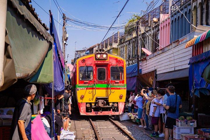 バンコクからのメークロン鉄道市場とダムヌン サドゥアック水上マーケット ツアー