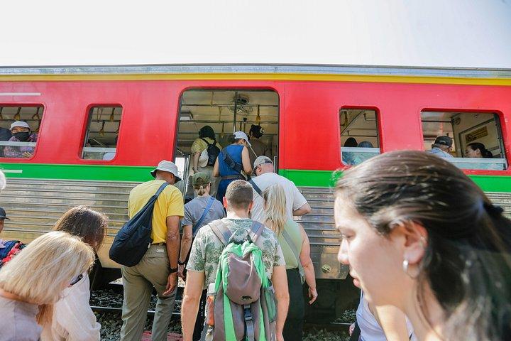 バンコクからのメークロン鉄道市場とダムヌン サドゥアック水上マーケット ツアー