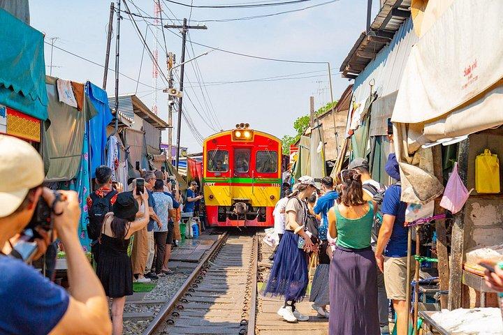 バンコクからのメークロン鉄道市場とダムヌン サドゥアック水上マーケット ツアー