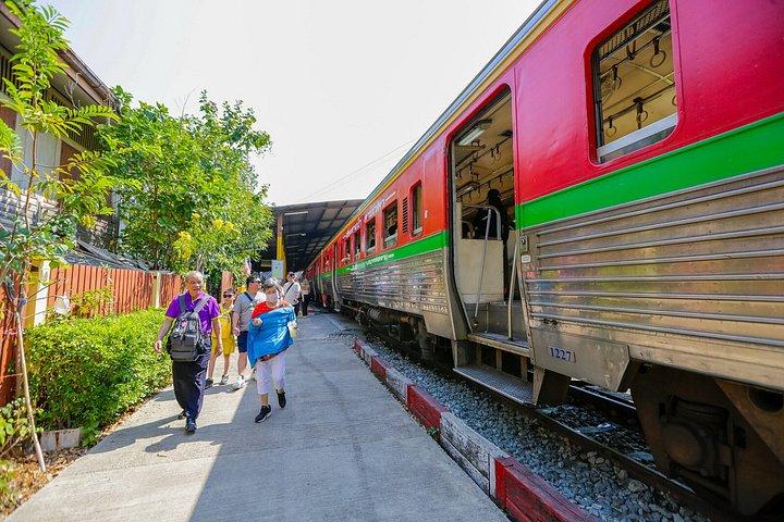 バンコクからのメークロン鉄道市場とダムヌン サドゥアック水上マーケット ツアー