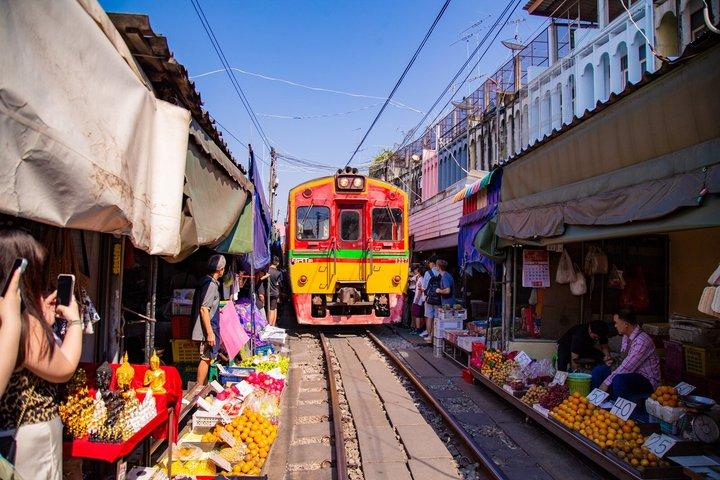 バンコク発メークロン鉄道と水上マーケットツアー