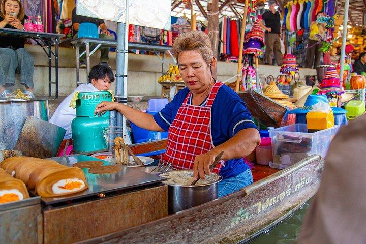 バンコクからのメークロン鉄道市場とダムヌン サドゥアック水上マーケット ツアー
