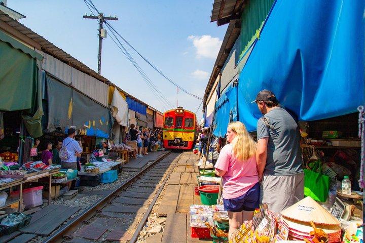 バンコクからのメークロン鉄道市場とダムヌン サドゥアック水上マーケット ツアー