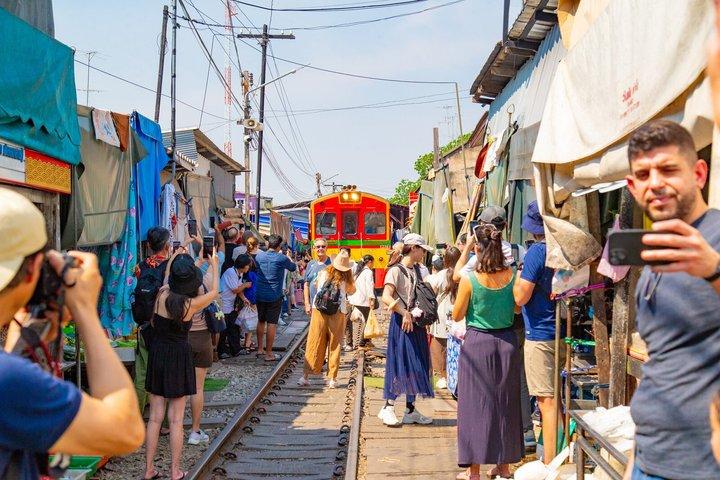 バンコクからのメークロン鉄道市場とダムヌン サドゥアック水上マーケット ツアー