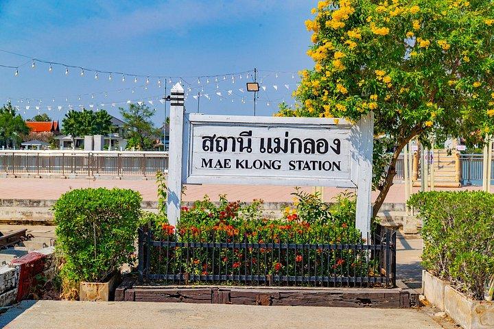 バンコクからのメークロン鉄道市場とダムヌン サドゥアック水上マーケット ツアー