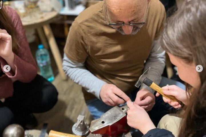 Bukarest Smyckestillverkning Workshop i en arbetsstudio