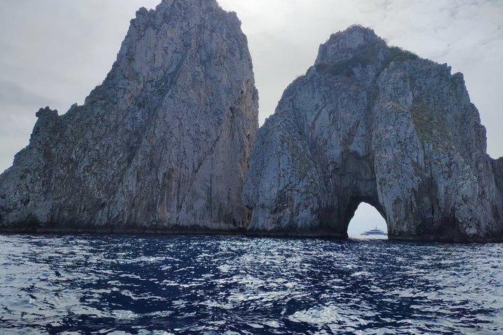 Capri e Anacapri: giro in barca, minibus, seggiovia e pranzo