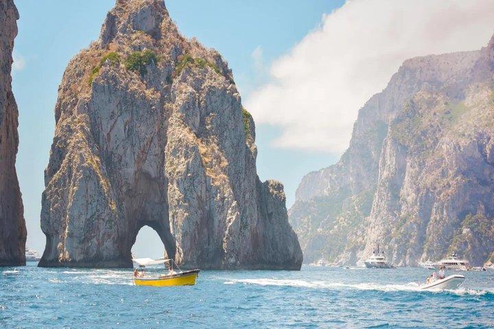 Capri e Anacapri: giro in barca, minibus, seggiovia e pranzo