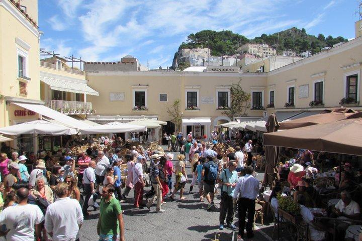 Capri e Anacapri: giro in barca, minibus, seggiovia e pranzo